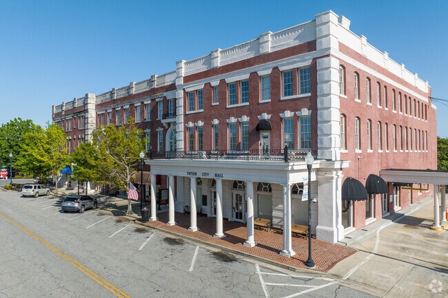 In the 1980s, Tifton's revitalization turned the historic Myon Hotel into City Hall.