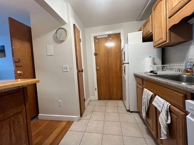 11 Commonwealth Ct unit 11 Commonwealth Ct., Boston, MA 02135 - photo 4