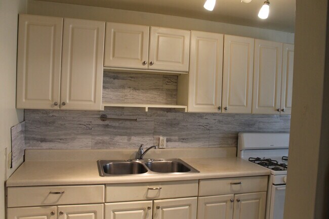 457 W 8th St unit 1, Erie, PA 16502 - photo 2