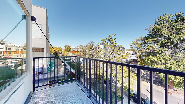 Studio/1BA, 305sf Balcony