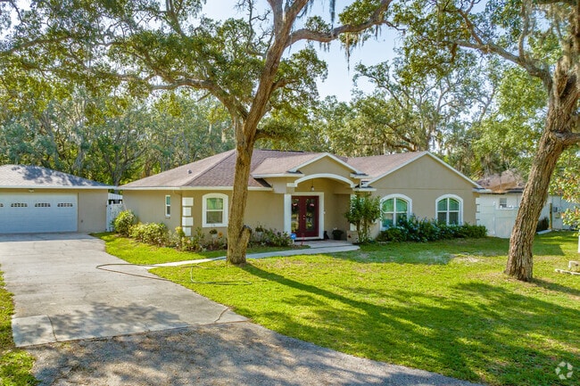 New construction homes are commonly seen around Bayonet Point.