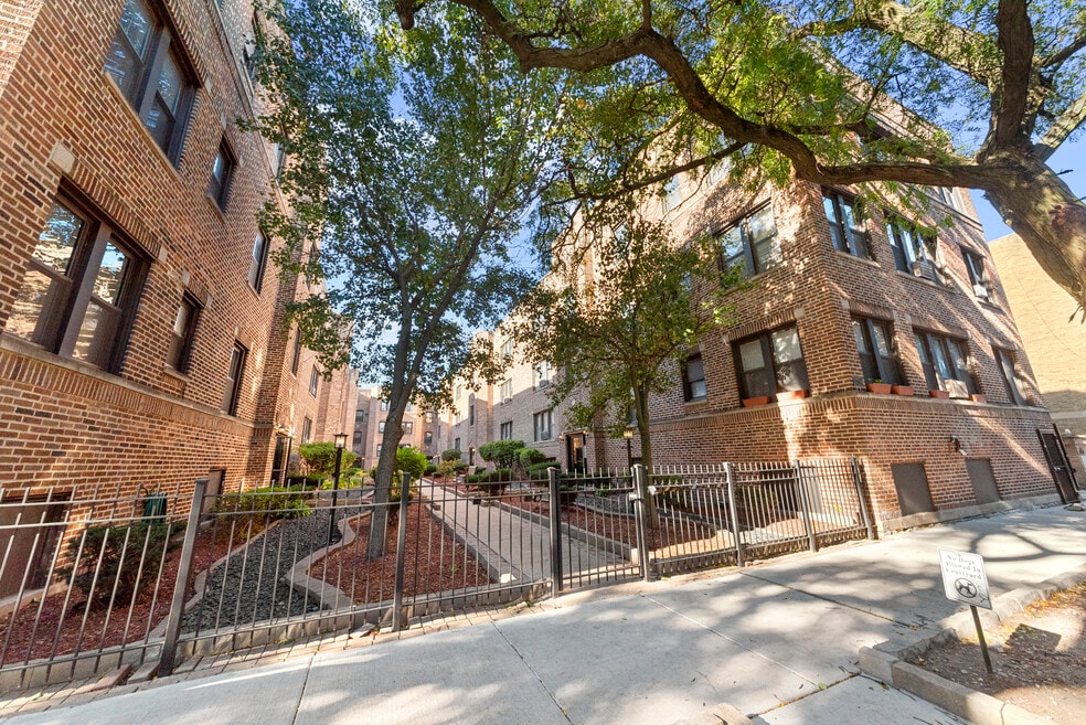 3720 N Pine Grove Ave unit 3720-W3, Chicago, IL 60613 - photo 1