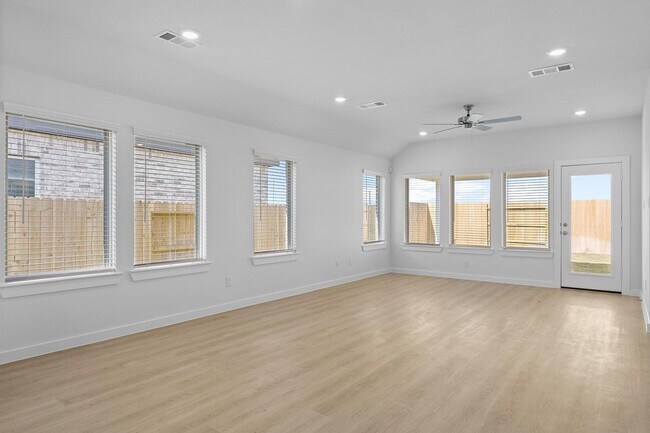 313 Goldeneye Duck Dr, Waller, TX 77484 - photo 6