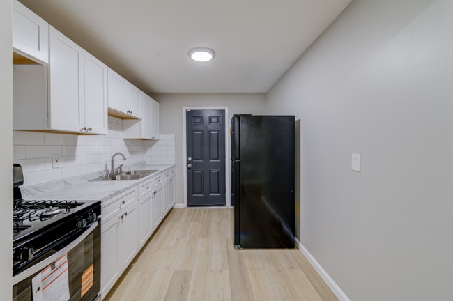 4063 Esseldale Dr, Saint Ann, MO 63074 - photo 7