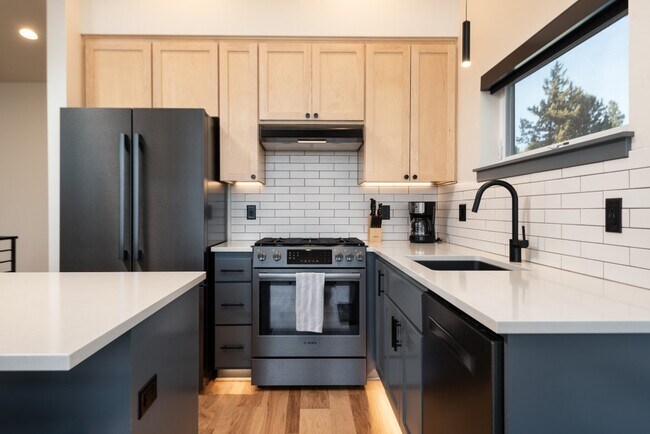 919 NW Roanoke Ave, Bend, OR 97703 - photo 3