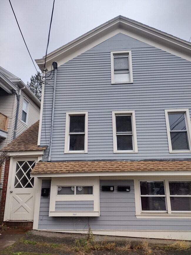 560 Washington St Unit Apartment #2, Hudson, NY 12534