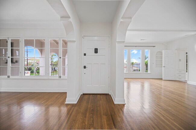 1148 S Stanley Ave unit Upper, Los Angeles, CA 90019 - photo 7