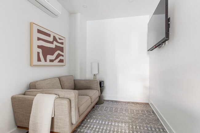 307 W 39th St unit FL2-ID2110, New York, NY 10018 - photo 2