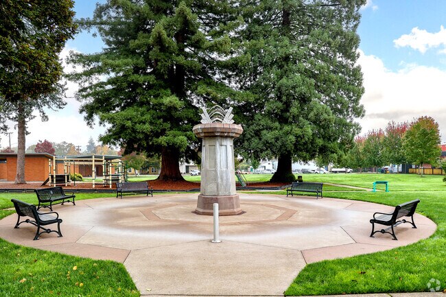 Main Street Park features a splash pad fountain for kids in Monmouth.