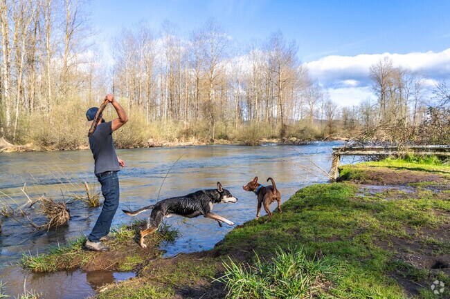 Hileman Landing provides residents of Santa Clara access to the Willamette River.
