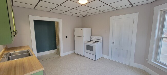 47 Pine St unit 49 Pine 2nd Floor Le, Laconia, NH 03246 - photo 5