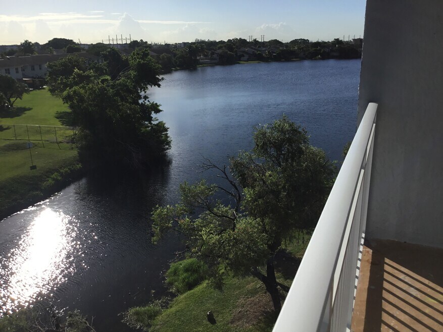 9375 Fontainebleau Blvd unit L422, Miami, FL 33172 - photo 1