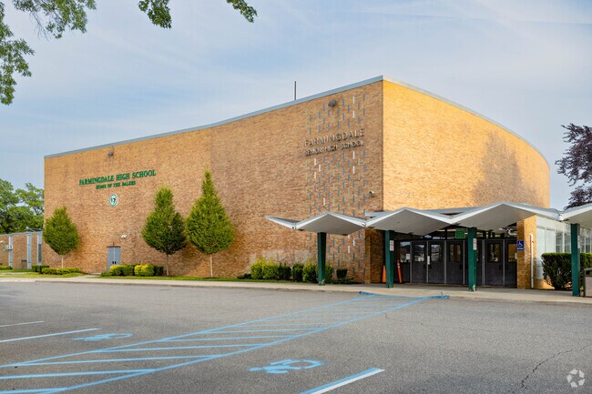 The school colors of Farmingdale High School in Farmingdale are white and green.