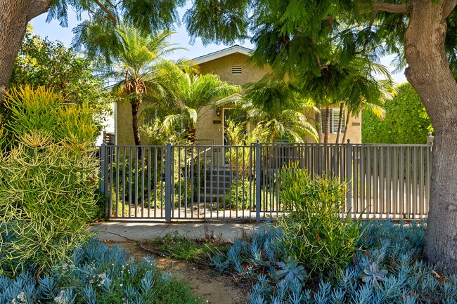 1766 Carmona Ave, Los Angeles, CA 90019 - photo 3