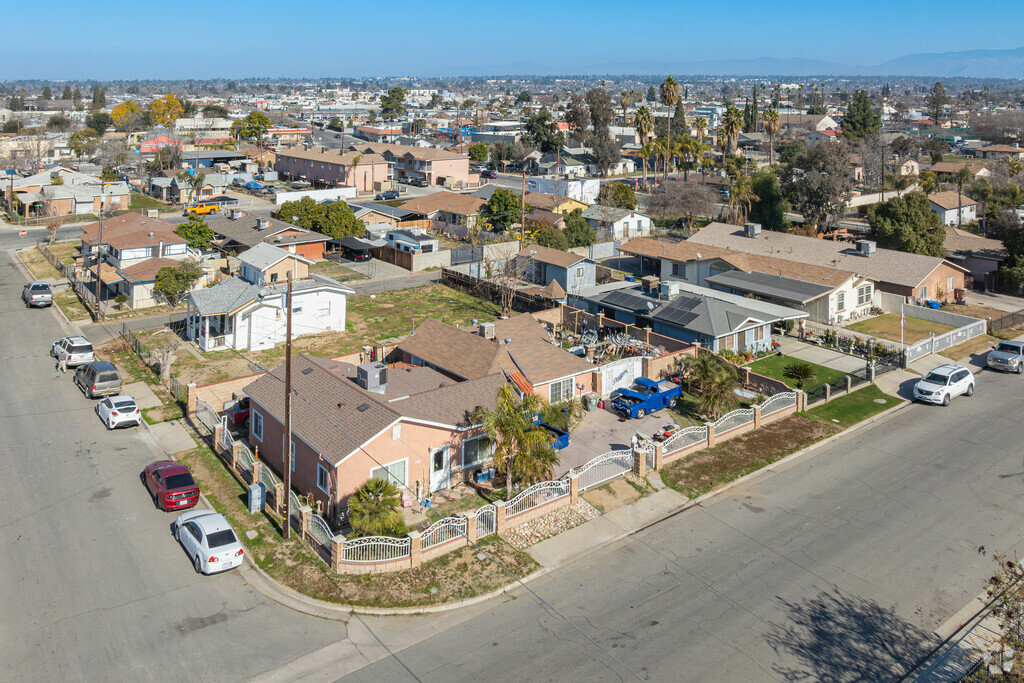 Most of the streets in the Lakeview neighborhood are wide.