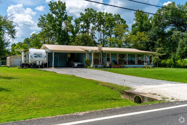 Discover the appeal of modern houses in Moss Bluff, Lake Charles.