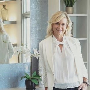 Andrea L Smith Leahey