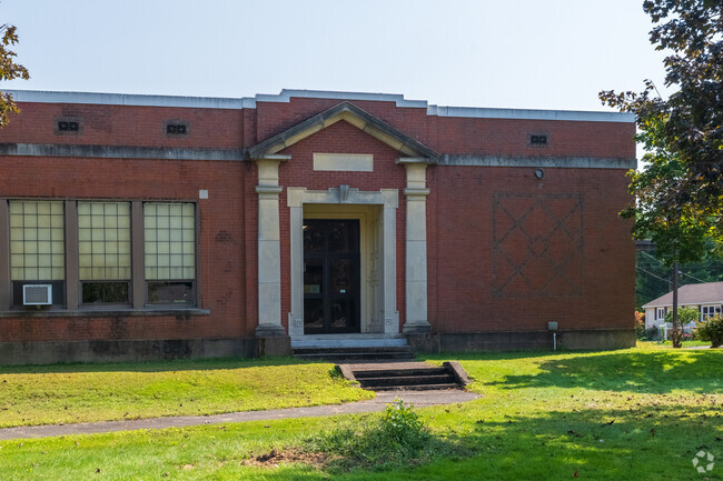 East Street Elementary School is a public school located in Ludlow, MA