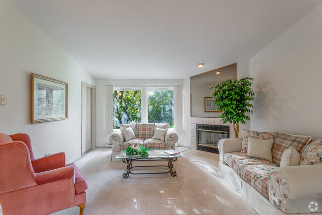 2BR, 2BA - 1,015 SF
