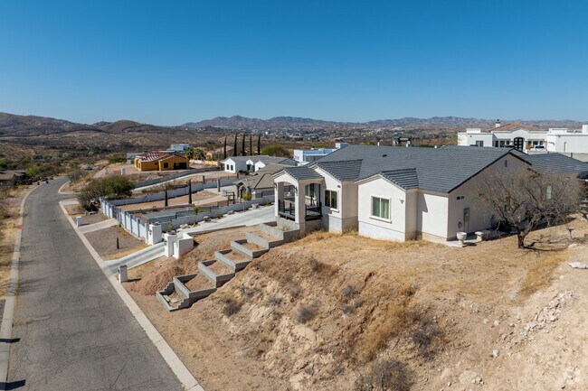 New builds on the outskirts of Nogales offer more land, and stucco finishing.