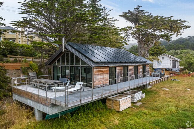 Right on the water you can find amazing custom homes in Bodega Bay.