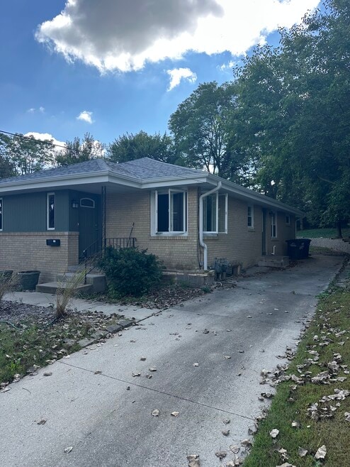 6038 Exterior of Duplex