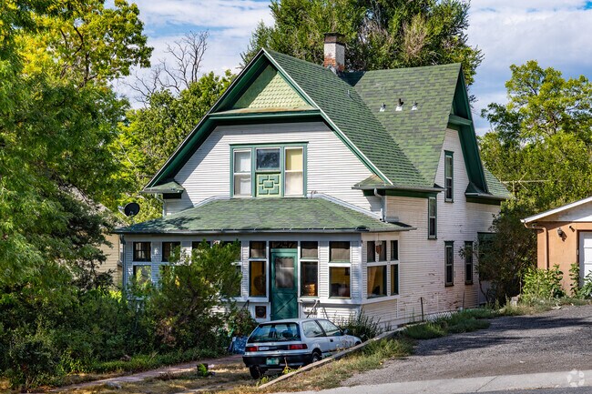 A few homes in Business District have Victorian features.