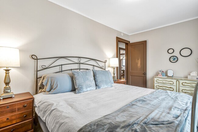 817 Bell Ave unit Upper, Sheboygan, WI 53083 - photo 3