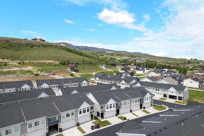 569 N Richland Valley St, Garden City, UT 84028 - photo 5