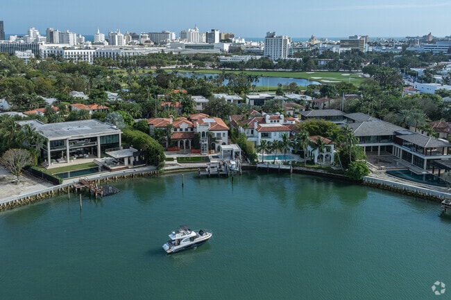 This scene captures the essence of Bayshores allure.