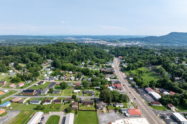 The city of Kingsport is just a short drive away and features restaurants, retail, and industry.