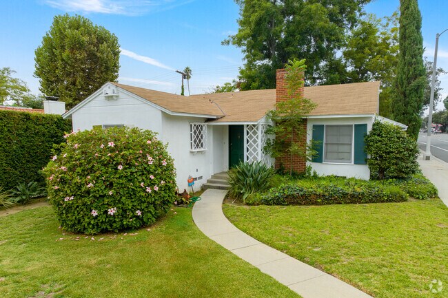 Lamanda Park’s houses were built along wide residential blocks with sidewalks shaded by trees.