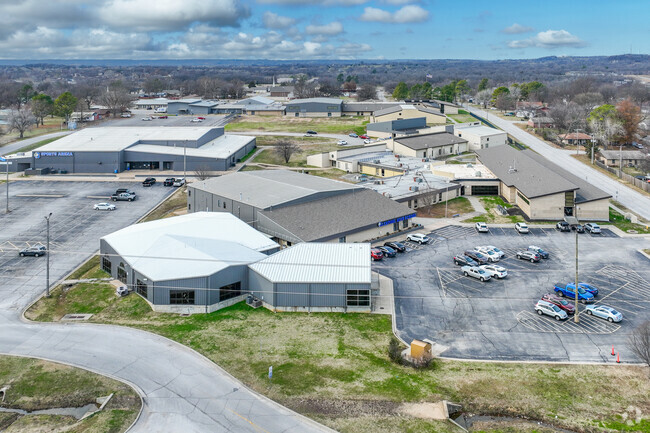 Glenpool High School has a 15 to 1 student to teacher ratio.