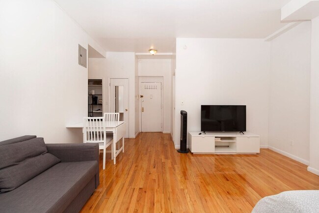 215 B E 95th St unit ID1032068P, New York, NY 10128 - photo 3
