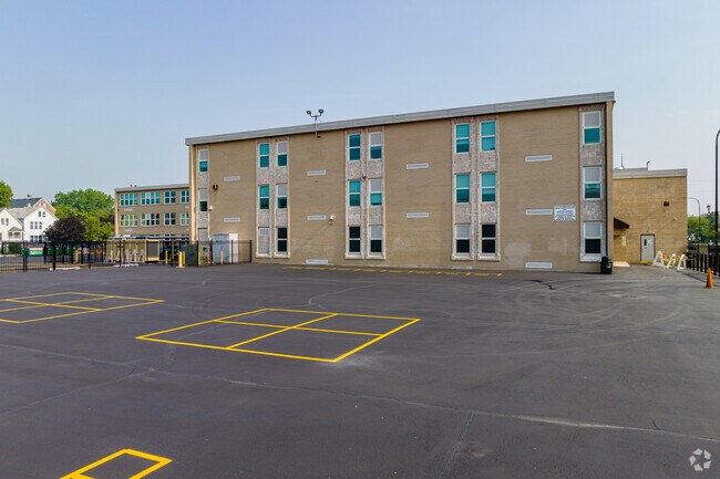 Theodore Roosevelt Elementary School  has a student-teacher ratio of 14 to 1.
