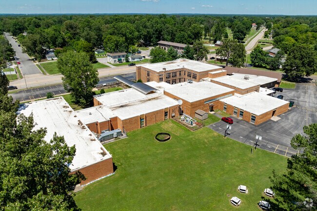 The student population of Mcnabb Elementary School is 361 and the school serves K-5.