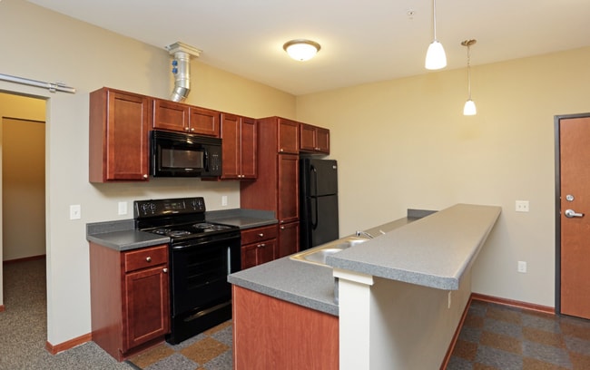 Oak Hill Apartments, Cedar Rapids, IA 52401 - photo 2
