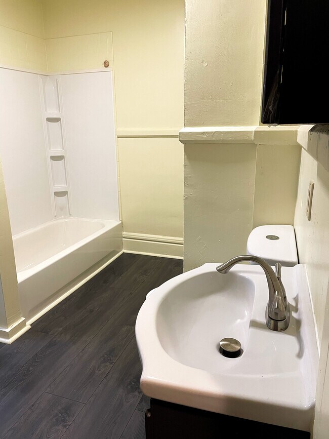 889 N Main St unit 3, Akron, OH 44310 - photo 4