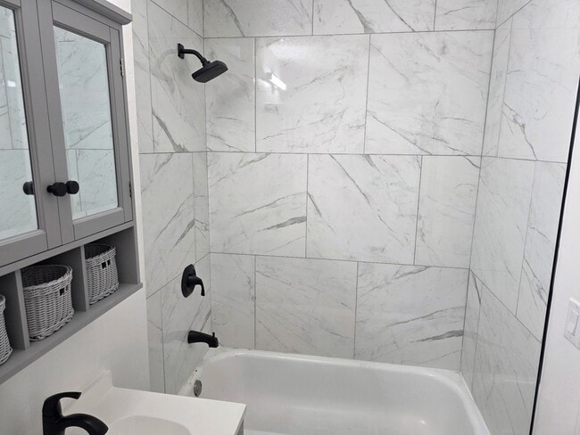 Riverside Apartments - OPEN HOUSE 11/23, Rockford, IL 61103 - photo 5