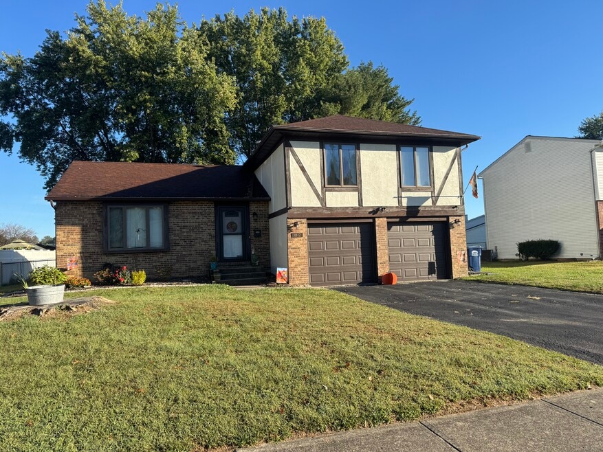 1812 Lakeview Dr, Newark, OH 43055 - photo 1