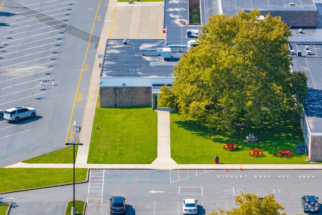 According to niche.com, Anna Kuhl School has received a B- rating.