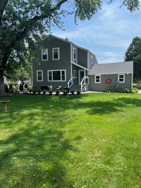 402 E Calumet Rd, Milwaukee, WI 53217 - photo 2