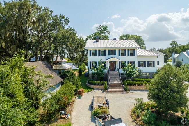 Colonial style houses in Coffee Bluff sit on lots with mature shade trees.