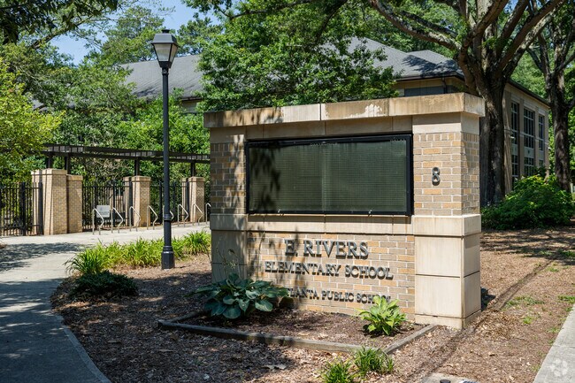 Located along Peachtree Battle Ave, E. Rivers Elementary is above average in several ways.