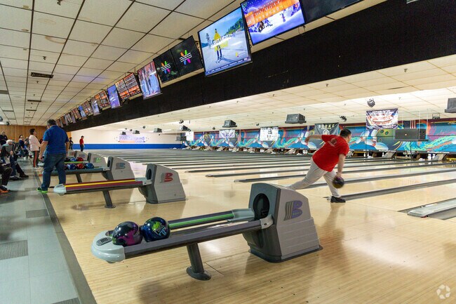 Grab your friends and let the good times roll at Mockingbird Lanes near Oak Heights.