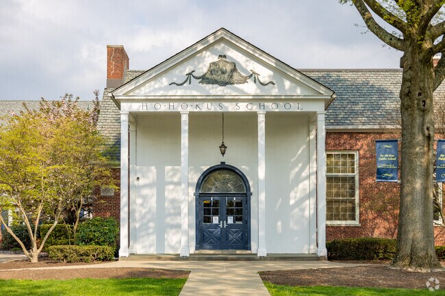The Ho-Ho-Kus School in the Ho-Ho-Kus neighborhood has dedicated staff and teachers.