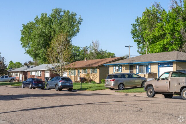 A row of ranch-style homes in Rolling Hills showcases single-story living with spacious layouts and inviting curb appeal.