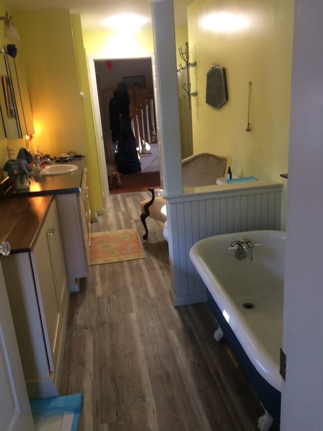 Tub for soaking / shower also.