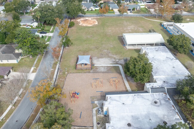 Lake Orienta Elementary School provides multiple outdoor amenities to its students.