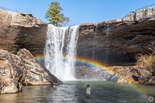 Discover the charm of Gadsden, AL, located along the picturesque Coosa River. This city is a hidden gem, offering a perfect fusion of breathtaking natural scenery and vibrant cultural experiences. Don't miss the chance to explore the magnificent Noccalula Falls.